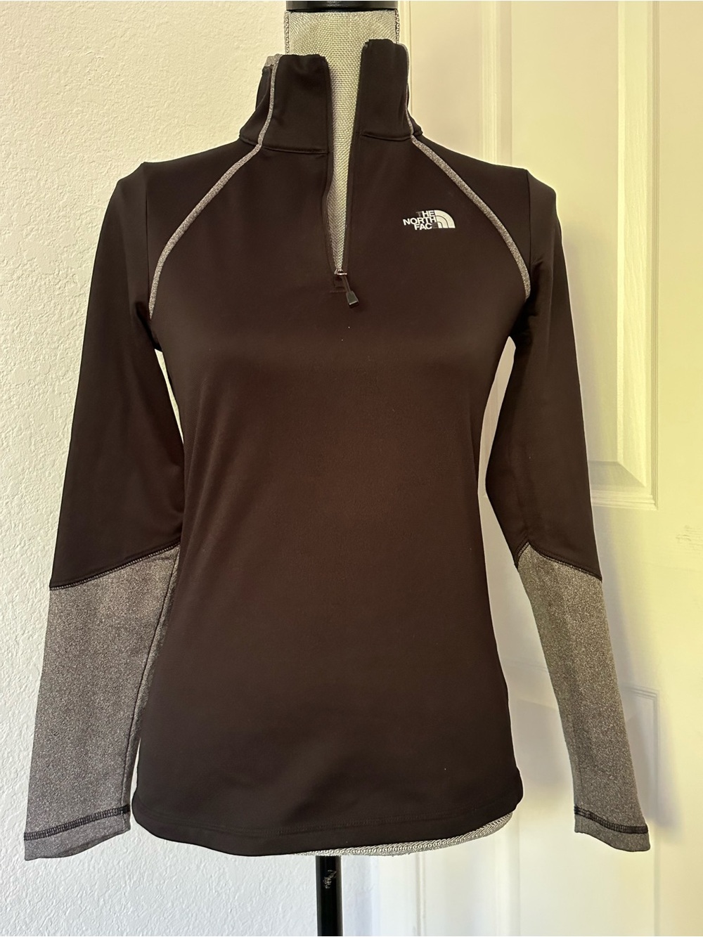 The North Face women’s gray black colorblock quarter-zip fleece size XS